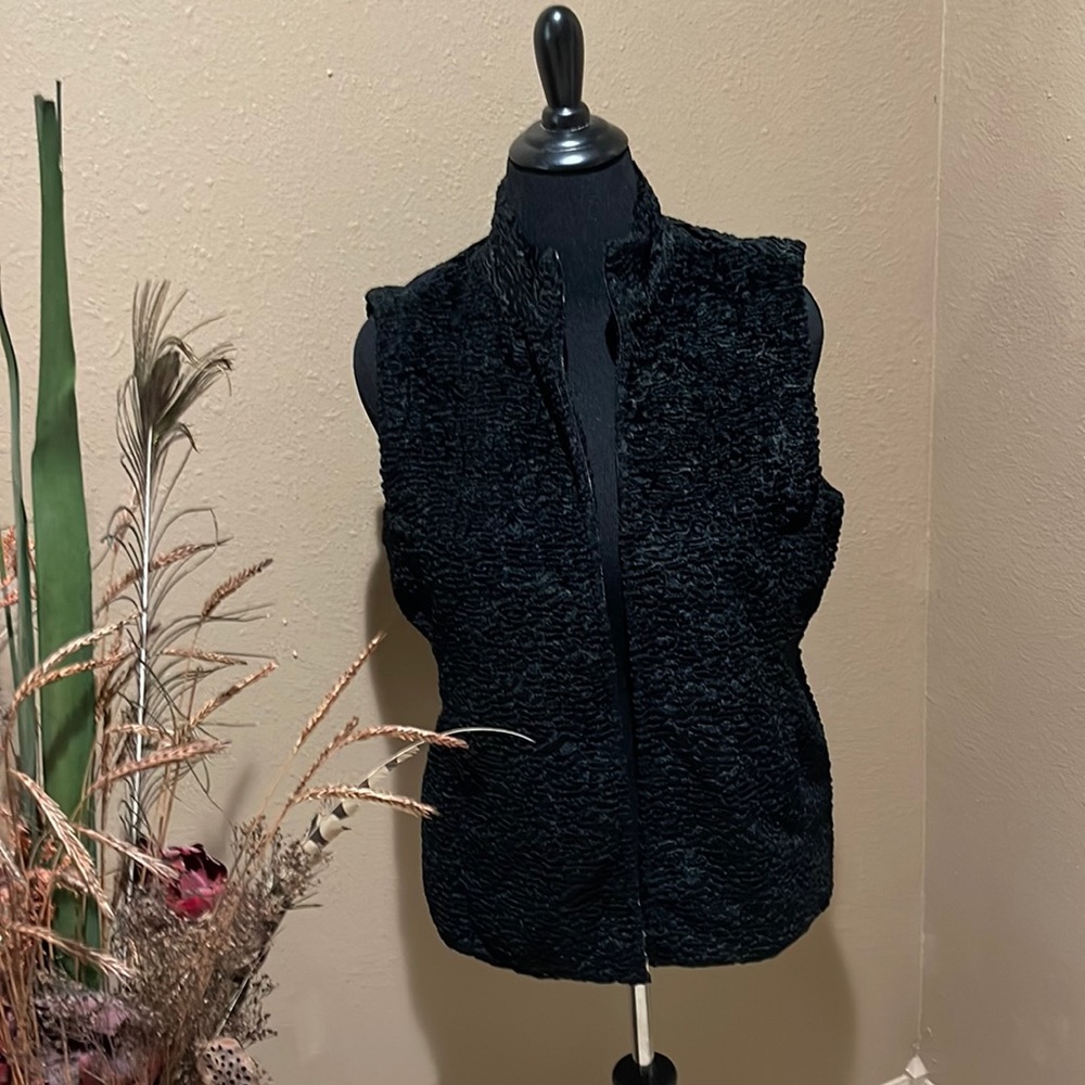 Textured vest. Black. Large.